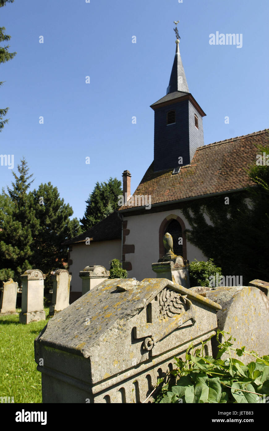 France, Alsace, Bas-Rhin, Geiswiller, église, cimetière, ville, église, clocher, structure, bâtiment, architecture, tour, la foi, la religion, le christianisme, l'Eglise protestante, ciel, bleu, sans nuages, à l'extérieur, déserte, Tombes, pierres tombales, Banque D'Images