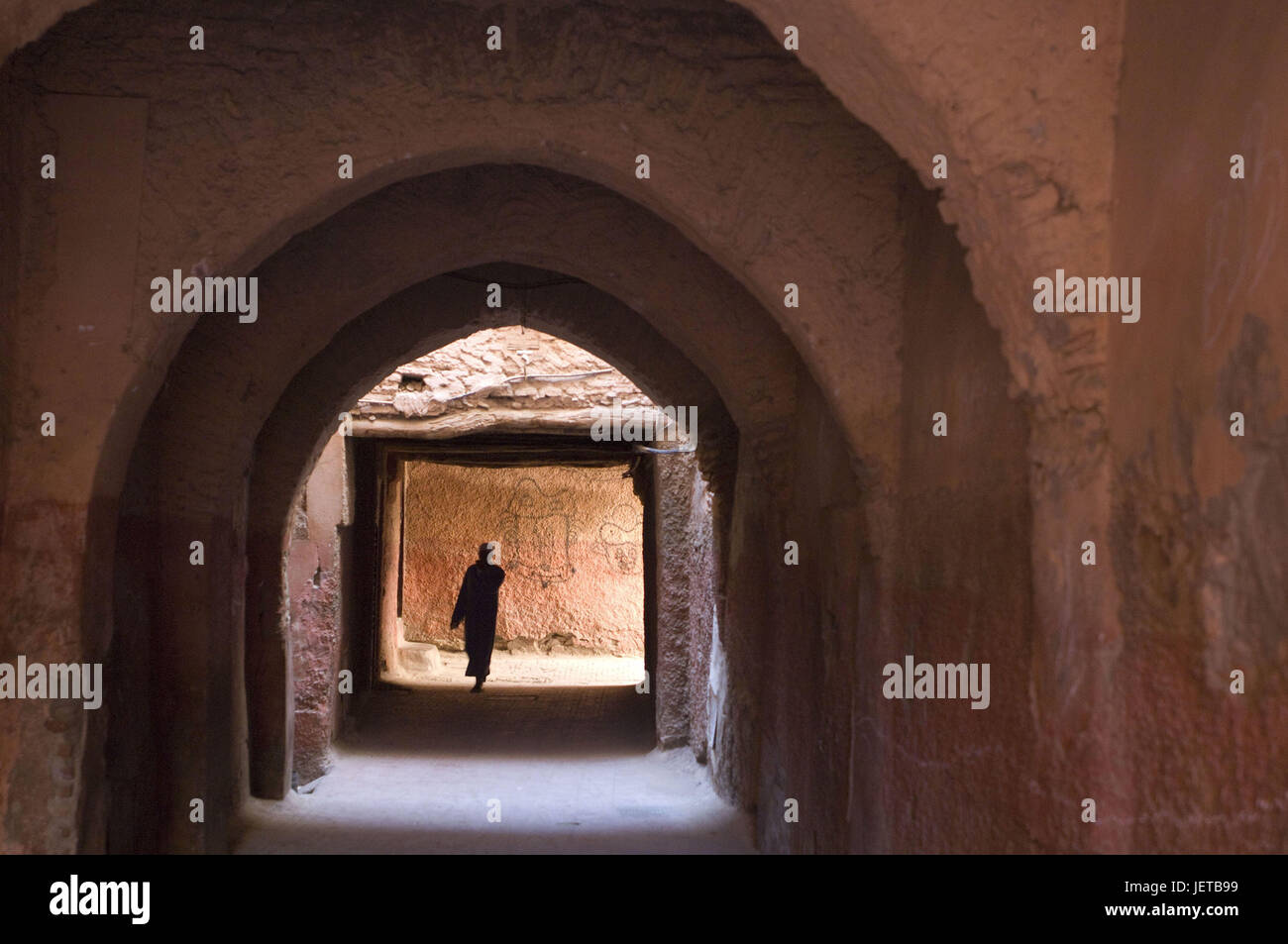 Le Maroc, Marrakech, Medina, passage, courbes, personne, silhouette, Afrique, Afrique du Nord, point d'intérêt, ville, quartier de la ville, Vieille Ville, l'architecture, vieux, historiquement, à pied, de la personne, de la lumière, de l'anonymat, non reconnu, seulement, tout le corps, Banque D'Images