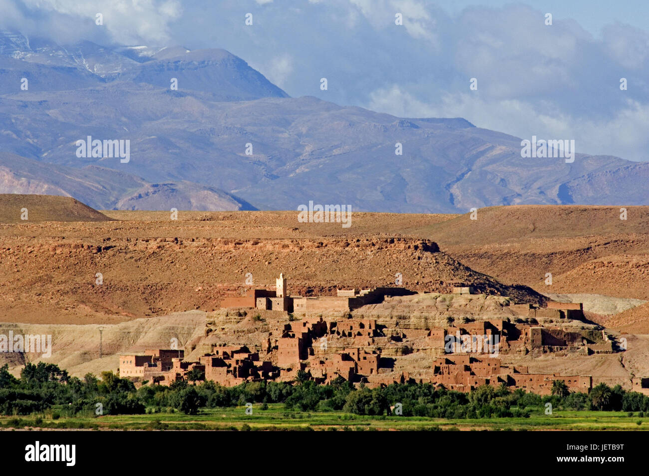 Le Maroc, Ouarzazate, Tizagzaouine, vue locale, l'arrière-plan, haut atlas, Afrique, Afrique du Nord, paysages, montagnes, montagnes, la ville, maisons, maisons résidentielles, mucky maisons, mucky méthode de construction, vue, la largeur, la distance, déserte, Banque D'Images