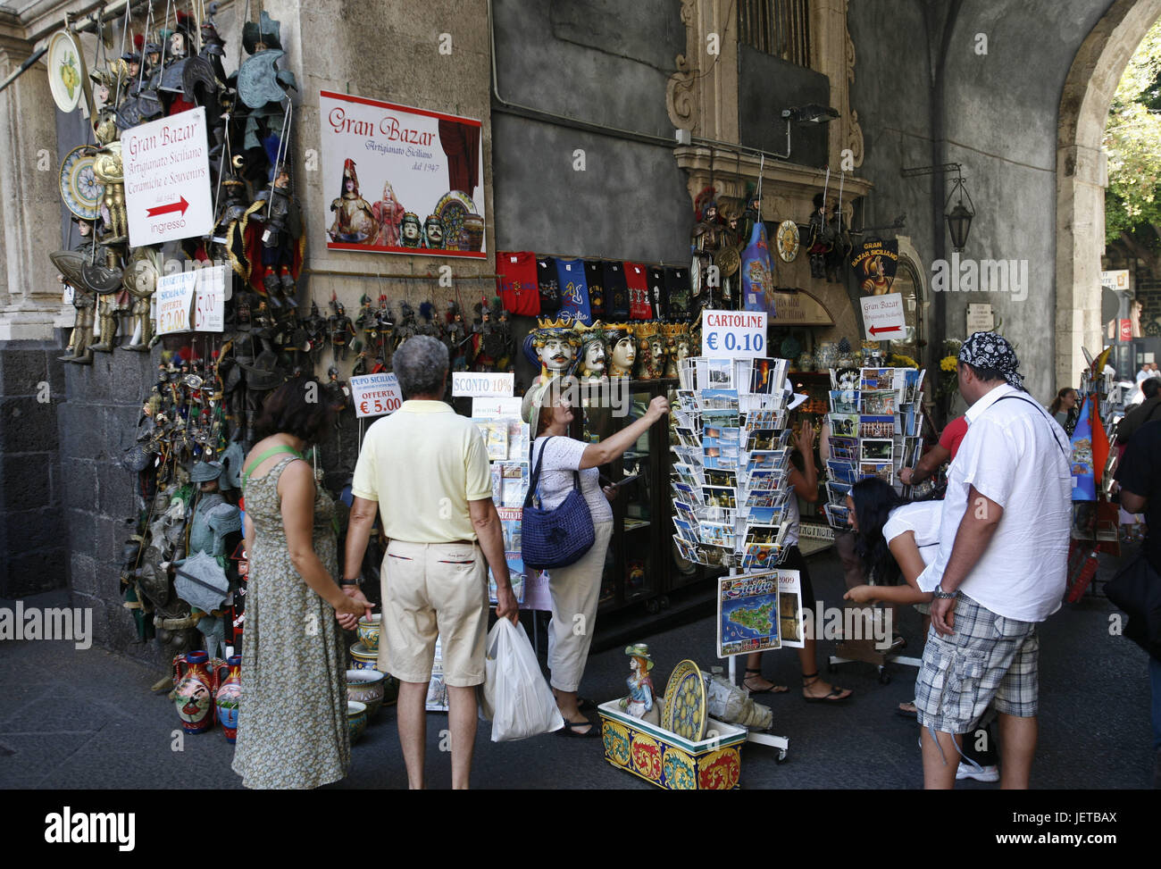 L'Italie, la Sicile, Catane, vieille ville, Piazza del Duomo, de souvenirs touristiques, d'affaires, l'Europe du Sud, Lane, affaires, ventes, de souvenirs, de gens, destination, tourisme, économie, commerce de détail, Banque D'Images