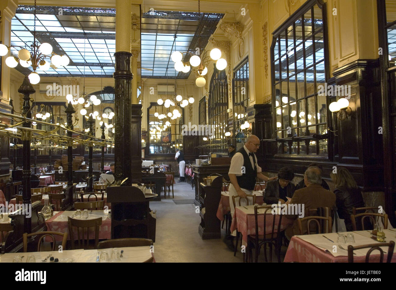France, Paris, Rue Du Faubourg Montmartre, vous restaurant Chartier, chandelier, les clients, les serveurs, à l'intérieur, le modèle ne libération, Banque D'Images