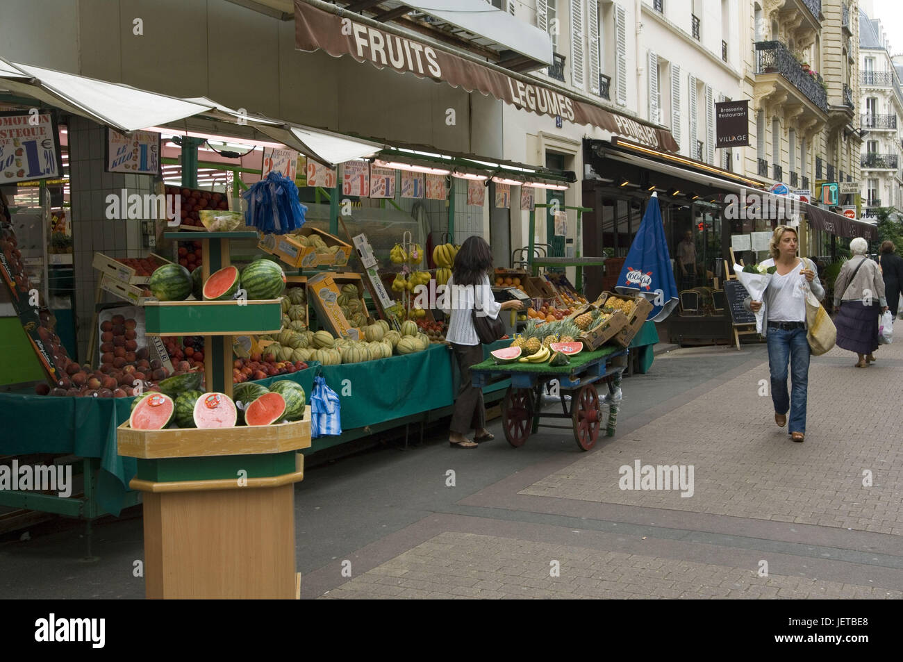 France, Paris, Rue de Levis, marché, passant, le modèle ne libération Photo  Stock - Alamy