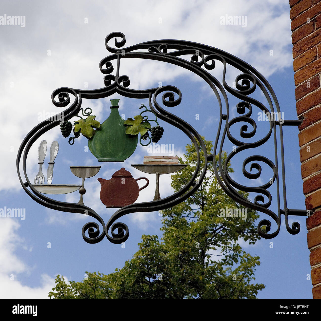 Allemagne, Brandenburg, Potsdam, Néerlandais, quatrième mur d'une maison, auberge de signer, ville, ville quatrième, briques rouges, style architectural, brique, rouge, coin de maison, restaurant, auberge, brasserie, gastronomie, signer, fonte, icônes, vin, jug, cruche de vin, verre, verre, assiette, couteau, instruments, branche, raisin, raisin, théière, arbre, ciel, bleu, nuages, Banque D'Images
