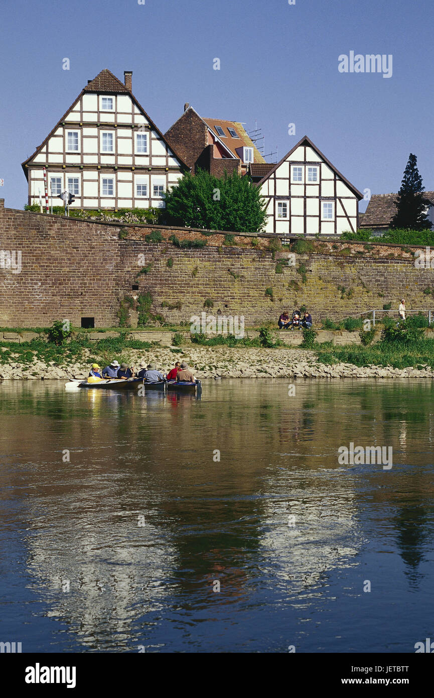 L'Allemagne, en Rhénanie du Nord-Westphalie, Hagen, flux de la Weser, Teutoburger bois, pays montagneux de la Weser, vue sur ville, immeuble, maisons, historiquement, l'architecture, des colombages, des maisons à colombages, muraille, port, Riverside, personne, en passant, Kanuten, poussette, temps de loisirs, des eaux, Banque D'Images
