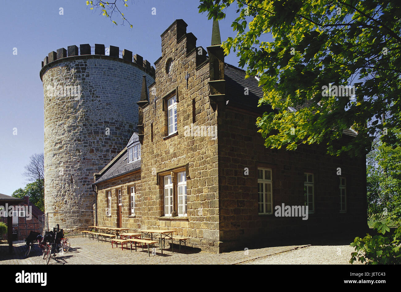 L'Allemagne, en Rhénanie du Nord-Westphalie, Borgholzhausen, Cleve, Castle Mountain les corbeaux, Forester's house, militaire, la tour de bois Teutoburger, point d'intérêt, structure, historiquement, forteresse, tour, tour ronde, le château des corbeaux, parc du château, Château, donjon, bâtiment, construction économique, gastronomie, destination, tourisme, personne, à l'extérieur, Banque D'Images