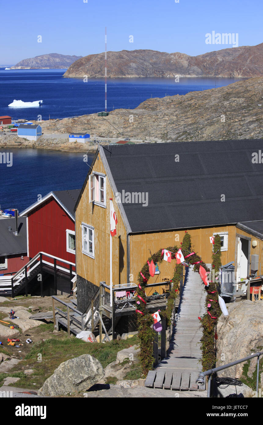 Le Groenland, Upernavik, maisons en bois, l'arrière-plan, la mer, iceberg, nord-ouest du Groenland, de la ville, maisons d'habitation, des maisons, la construction à ossature de bois, rouge, beige, typiquement pour des pays, à l'extérieur, déserte, l'Arctique, de l'eau, vue, rock, littoral, paysages côtiers, d'entrée, la guirlande, décoration, Banque D'Images