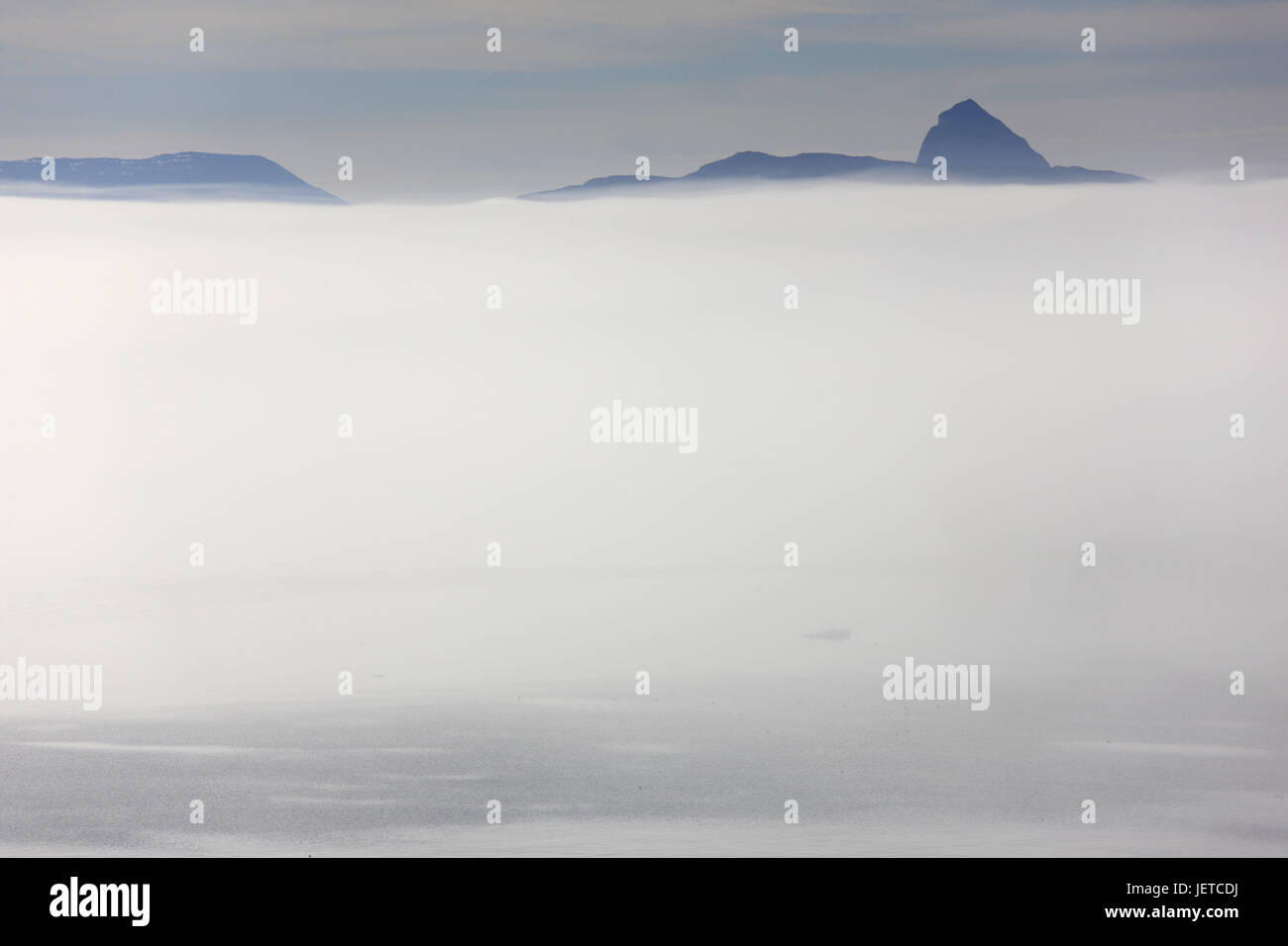 Le Groenland L Uummannaq Mer Montagne Brouillard Silhouette Le Nord Du Groenland La Destination L Arctique De La Glace Froid Desert Mer Nebuleuse Mystiquement Copie Carre Blanc Largeur Distance Vue Photo Stock Alamy