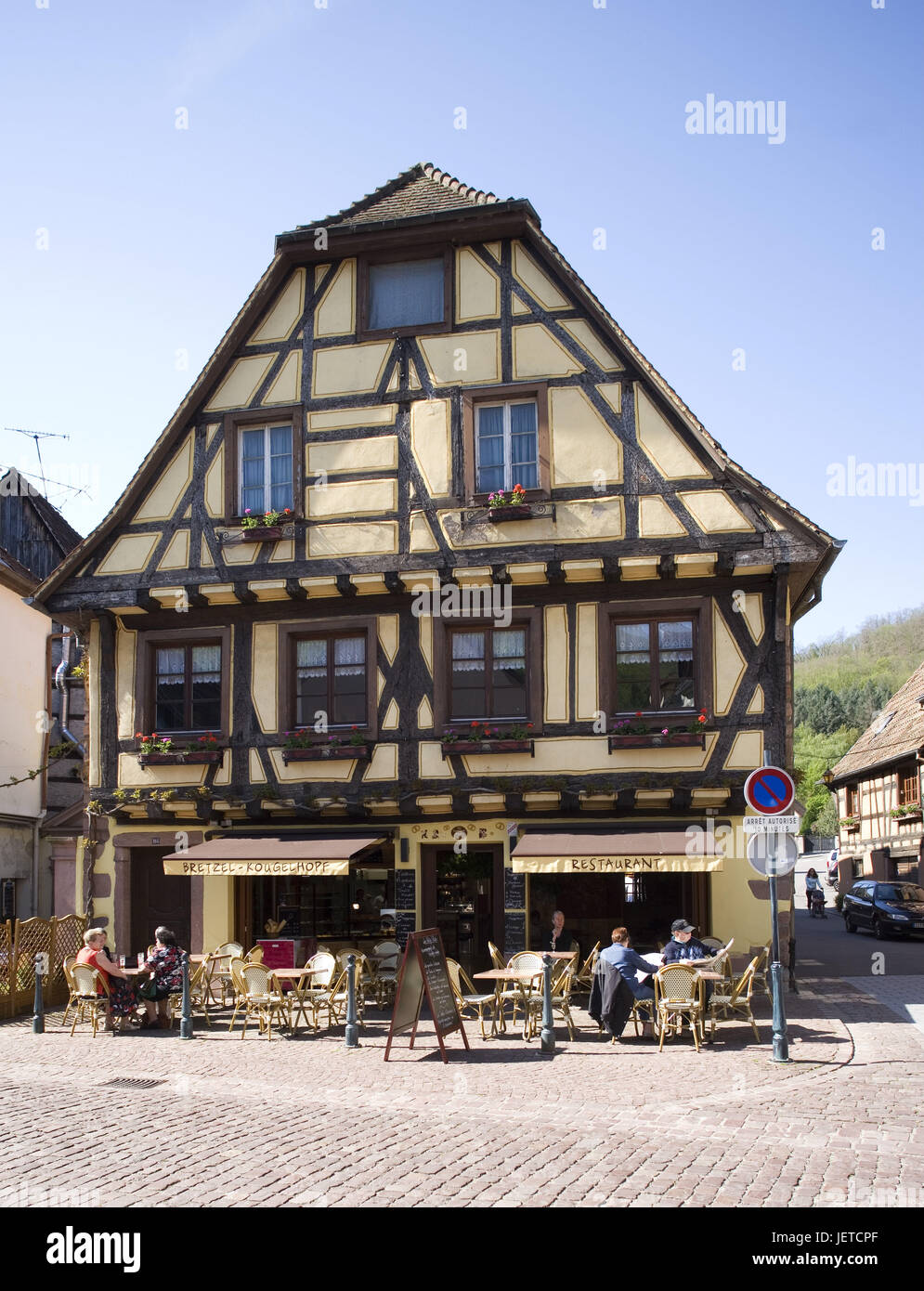 France, Alsace, Kaysersberg, maison à colombages, café, Banque D'Images
