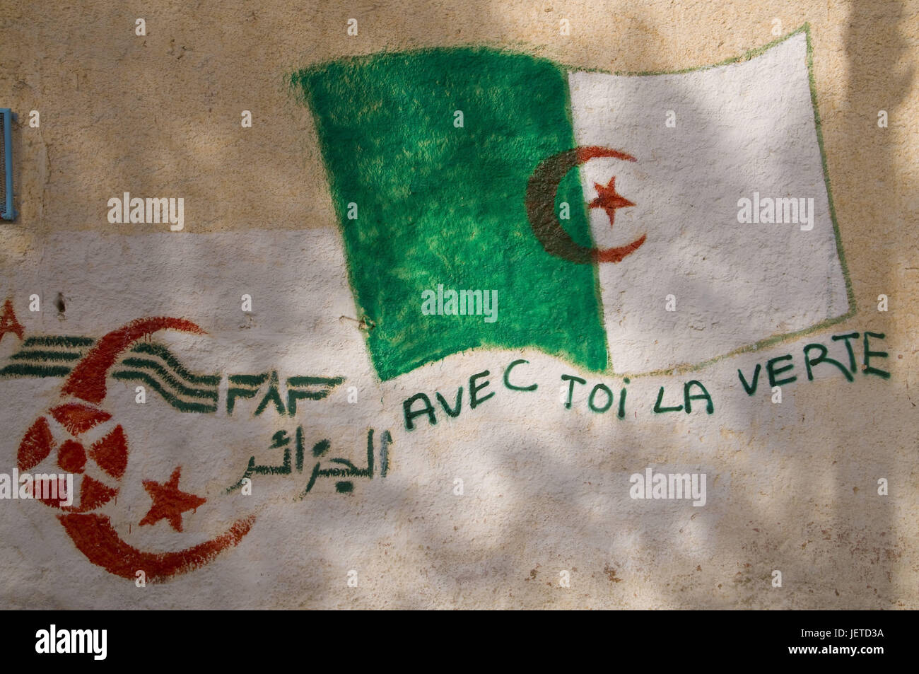 Mur d'une maison, les peintures, drapeau algérien, Djanet, Algérie, Afrique, Banque D'Images