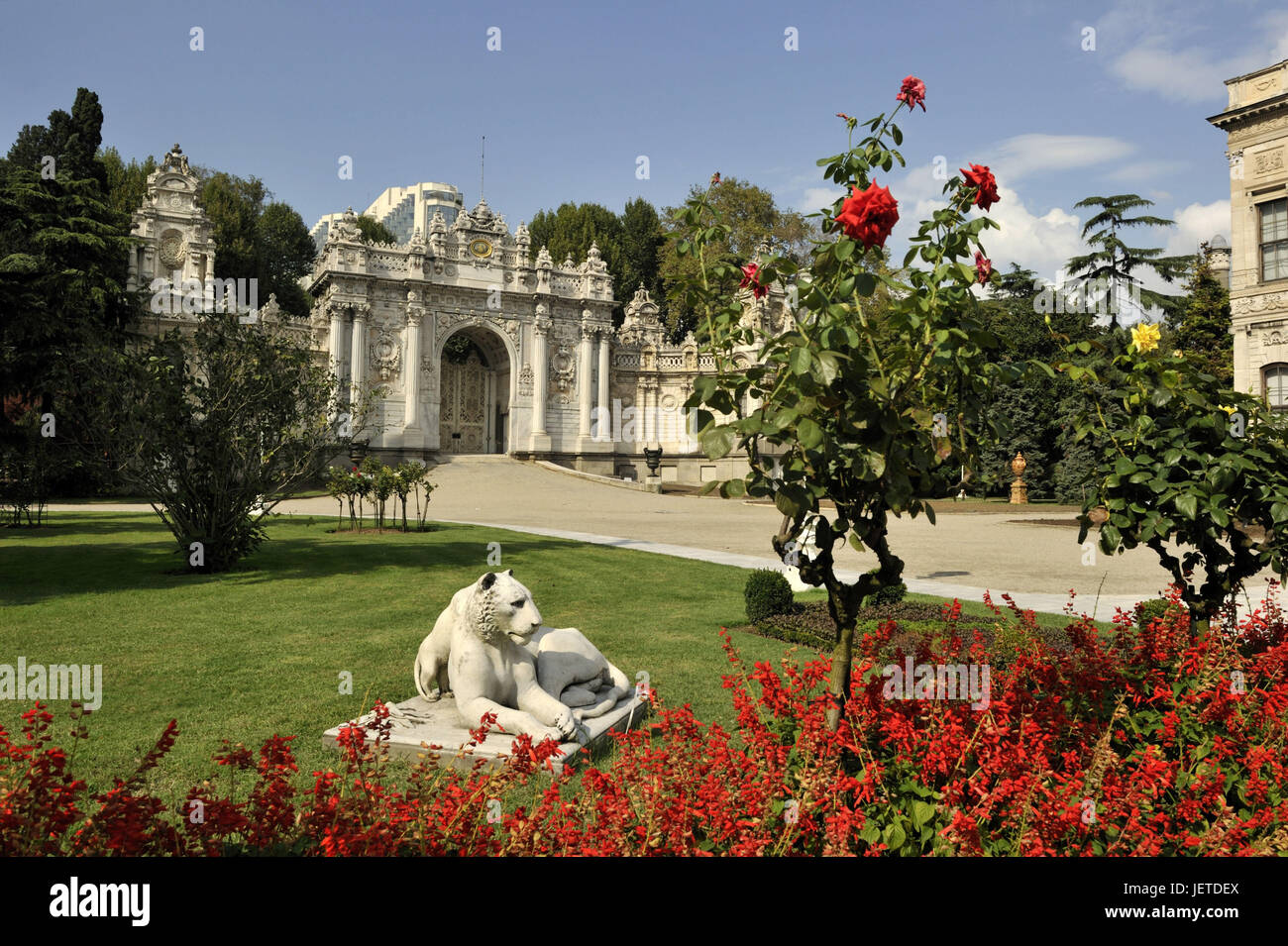 La Turquie, Istanbul, le palais de Dolmabahçe, dans le parc de sculptures d'animaux, de fleurs en fleurs, Banque D'Images