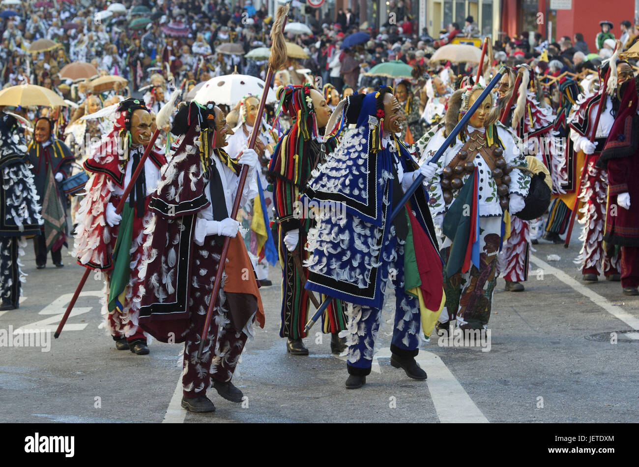 Allemagne, Bade-Wurtemberg, Rottweil, Rottweiler fool's Guild, plusieurs personnes en costume des Federahannes, donner du plaisir Banque D'Images