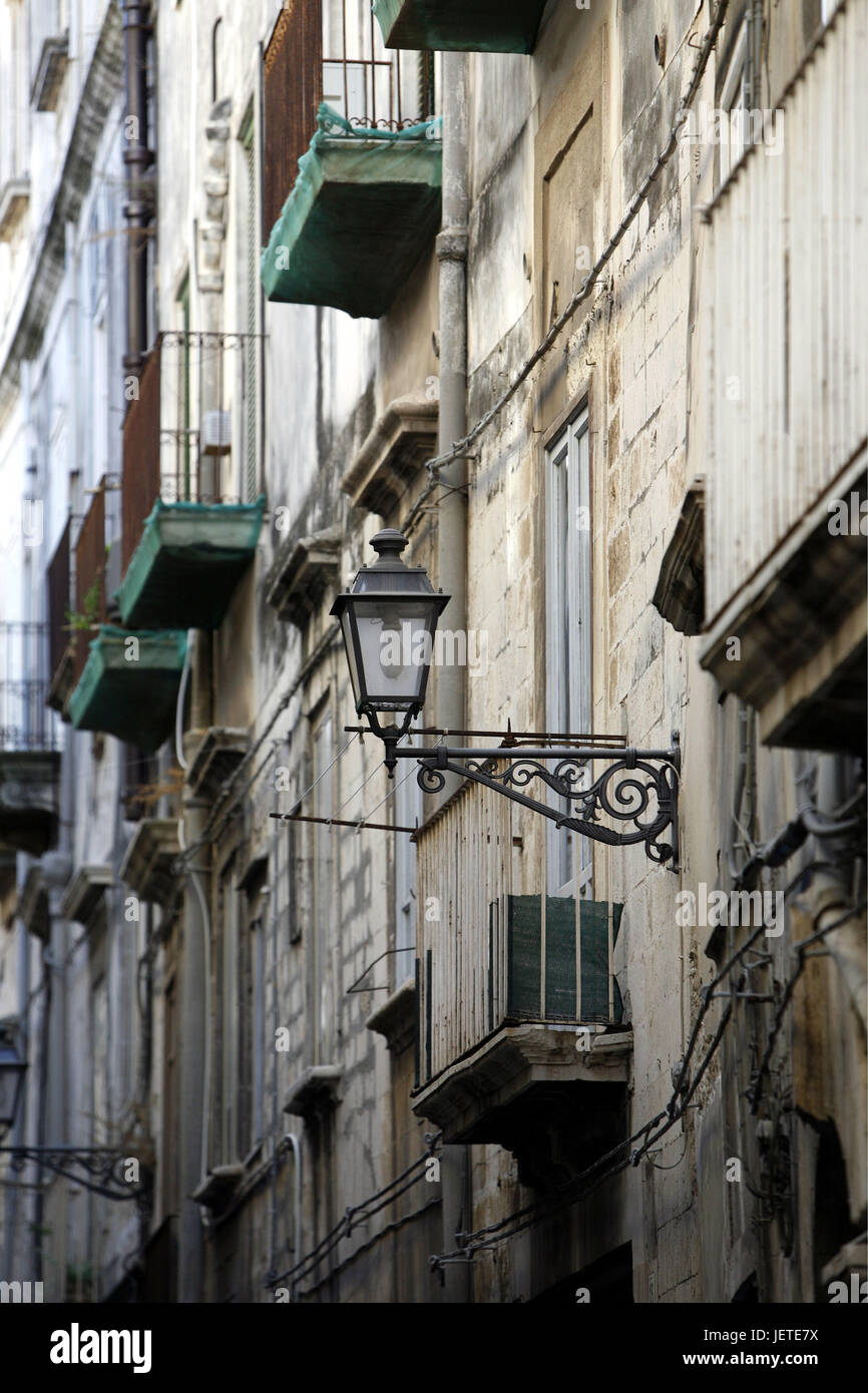 L'Italie, la Sicile, île de Ortigia, Syracuse, Vieille Ville, Lane, façades, détail, l'Europe du Sud, Syracuse, terrasse, maisons, maisons, façades, balcons, fenêtres, lampe de rue, Banque D'Images