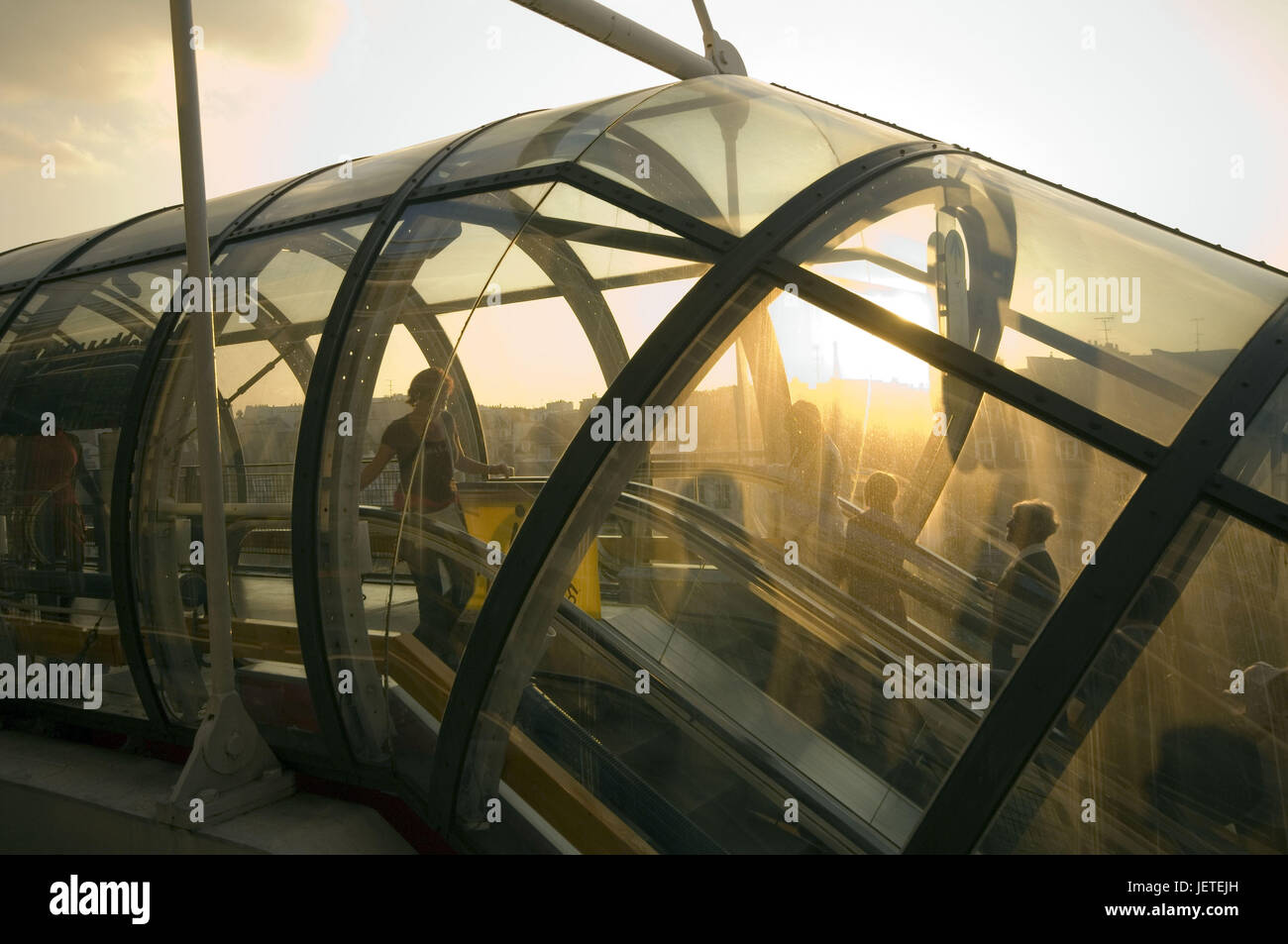 France, Paris, quartier de la ville de Beaubourg, Centre Georges Pompidou, tunnel de verre, escalier mécanique, touristiques, lumière du soir, le modèle ne libération, Banque D'Images