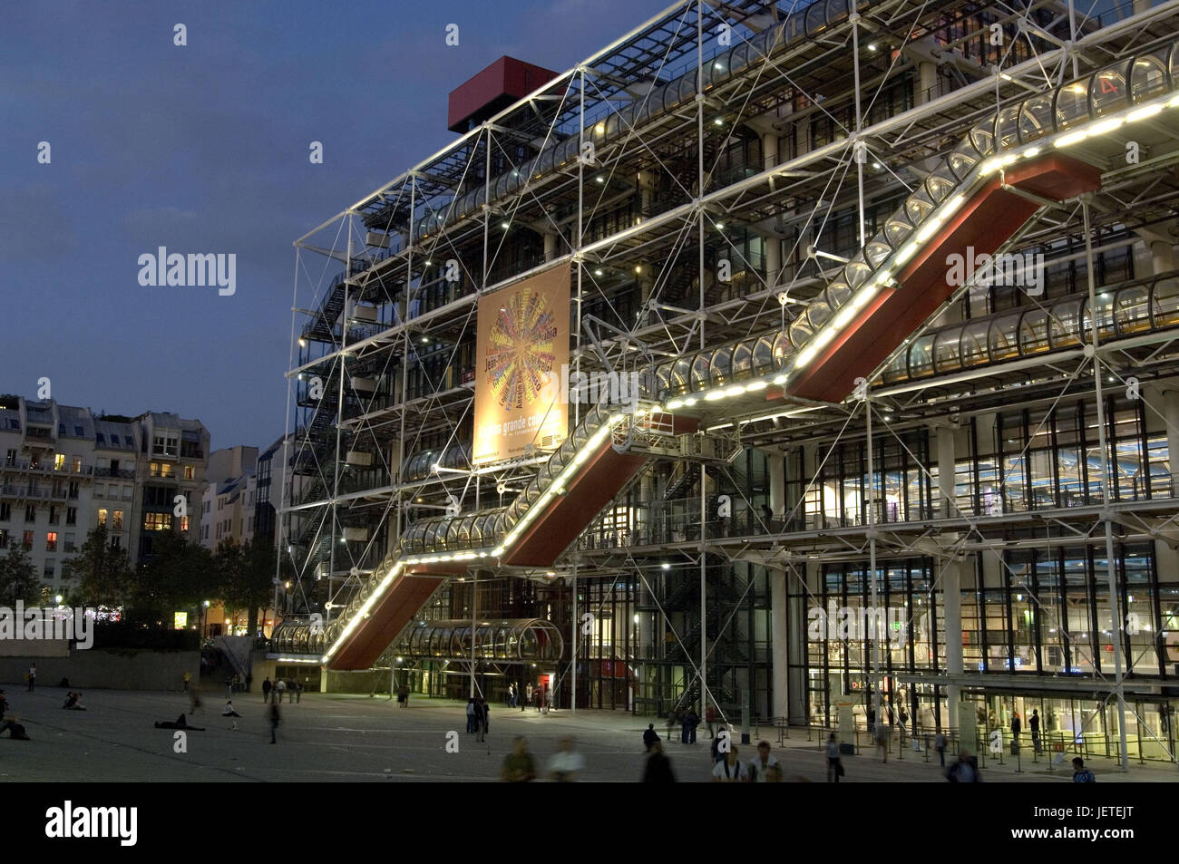 France, Paris, quartier de la ville de Beaubourg, Centre Georges Pompidou, façade, l'éclairage, touristiques, crépuscule, le modèle ne libération, Banque D'Images