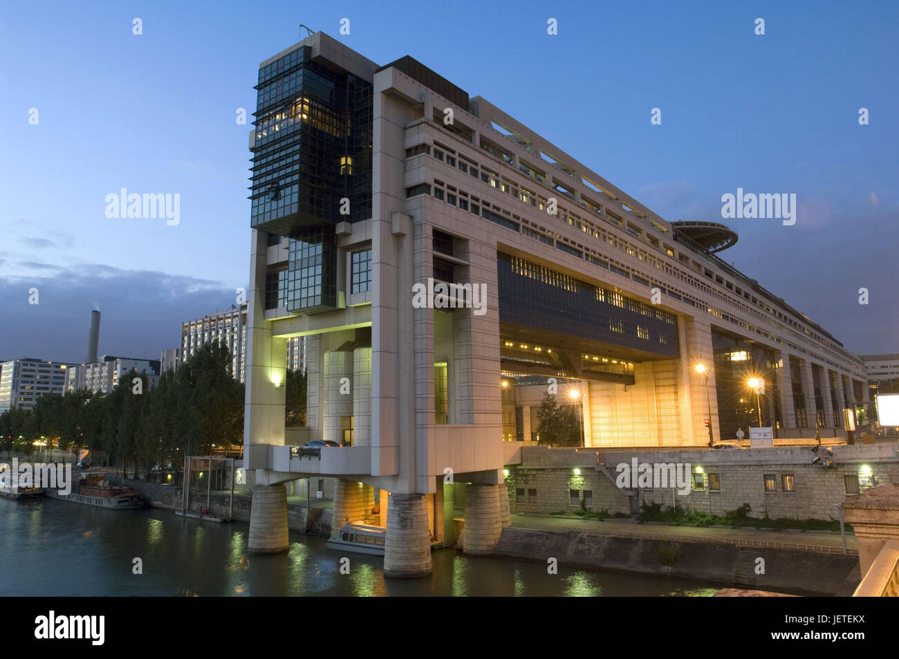 France, Paris, Bercy, ministère de l'Economie et des finances, de l'éclairage, de son flux, soir, Banque D'Images