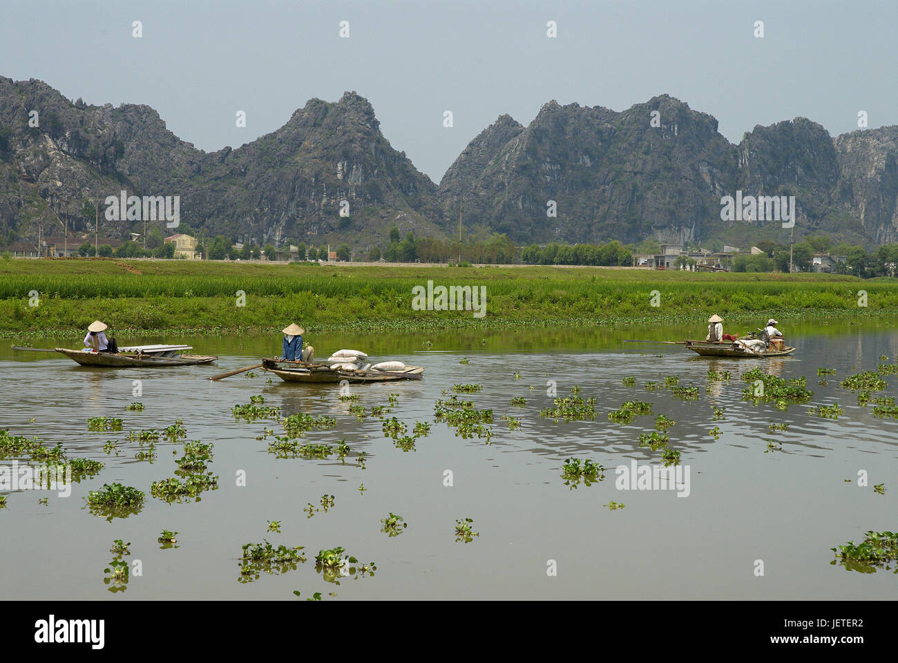 L'Asie, Vietnam, province de Ninh Binh, les femmes dans le coffre sur le flux sur le chemin, Banque D'Images