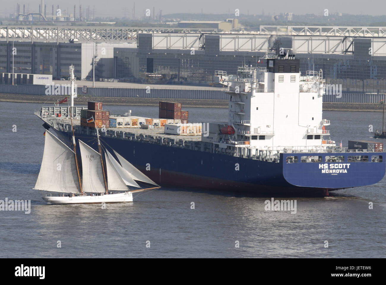 Allemagne, Hambourg, l'Elbe, porte-conteneurs, voiliers, dans le Nord de l'Allemagne, ville hanséatique, rivière, de bateau, cargo, cargo, bateau, voilier, bateau d'excursion en bateau, la navigation, voyage, loisirs, vacances, destination, le tourisme, l'icône, différence de taille, de l'économie, l'industrie, les transports, le fret, Banque D'Images