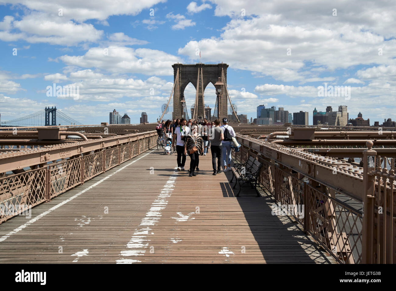 Marcher sur le pont de Brooklyn New York USA Banque D'Images
