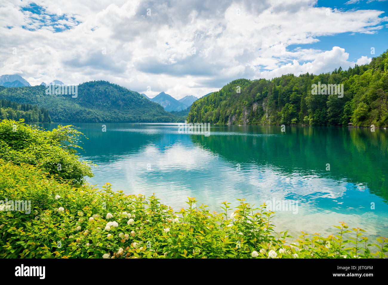 L'Alpsee est un lac en Bavière, Allemagne. Il est situé à proximité des châteaux de Neuschwanstein et d Hoshenschwangau. Banque D'Images