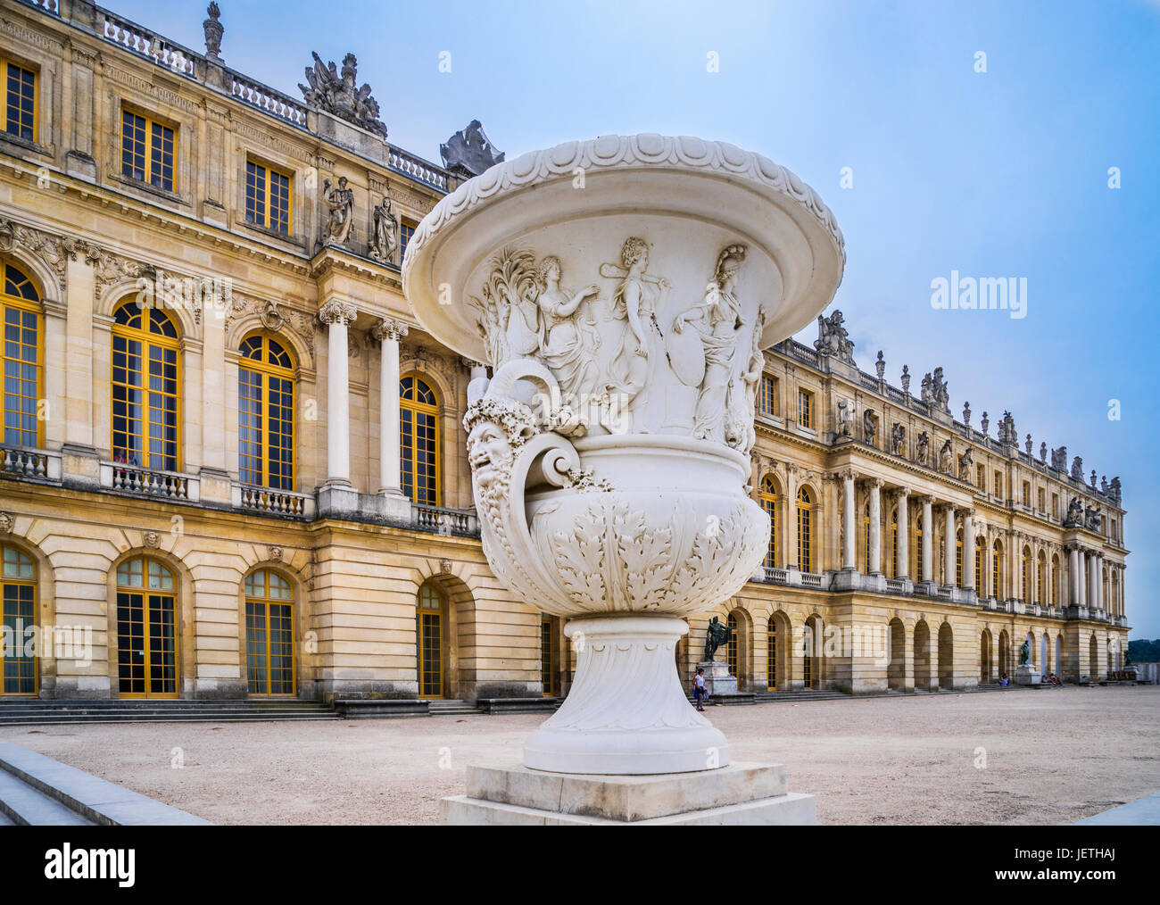 France, Ile-de-France, Jardin façade du palais de Versailles et grand vase en marbre Banque D'Images