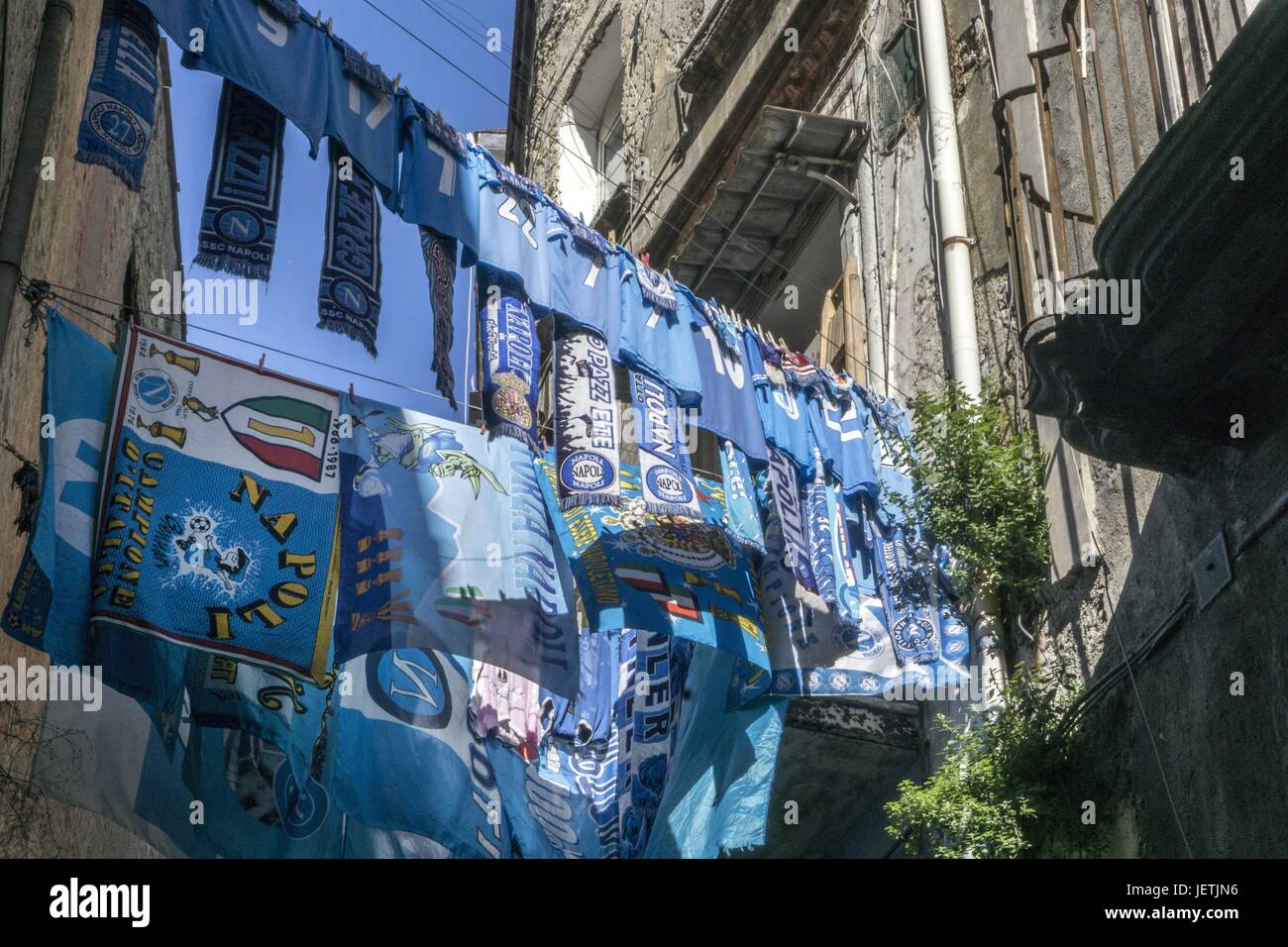 Une laverie avec des drapeaux de Naples football club SSC Napoli passer du  temps à sécher dans une rue de Naples Centre Historique de la ville, 4 mai  2017. Dans le monde