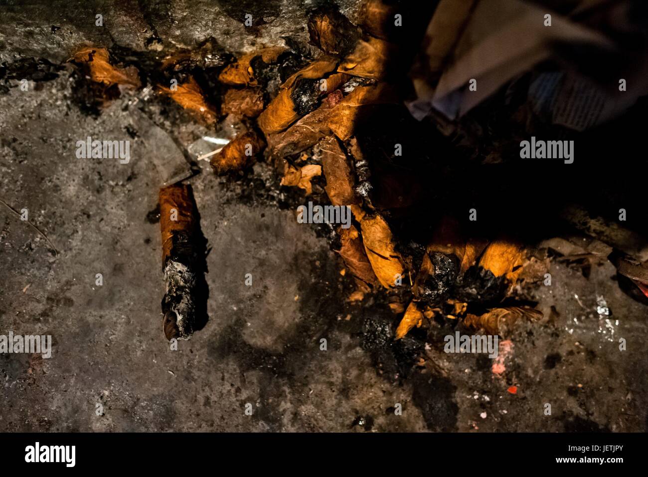 Les mégots de cigare, utilisé pour prédire l'avenir, sont vus jetés sur le sol dans le coin d'une rue bonne aventure shop à San Salvador, El Salvador, 18 février 2014. En raison de la forte tradition historique de l'usage du tabac par les shamen dans suis | conditions dans le monde entier Banque D'Images