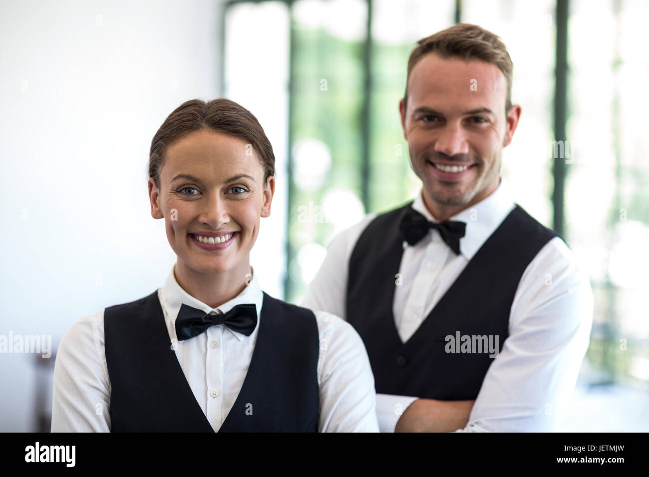 Le personnel d'attente smiling at camera Banque D'Images