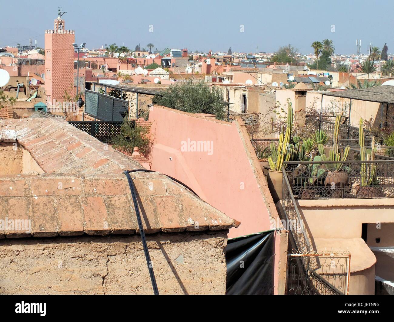 Depuis le toit-jardin du Riad Bakara, vous avez une belle vue panoramique sur les toits de la médina et les tours des mosquées Février 2017 Marrakech - Maroc | dans le monde entier Banque D'Images