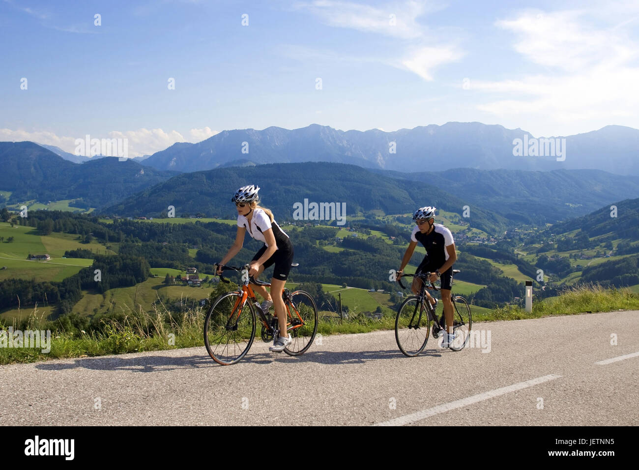 L'homme et la femme avec le volant en paysage alpin, Mann und Frau mit dem Rennrad dans alpiner Landschaft Banque D'Images