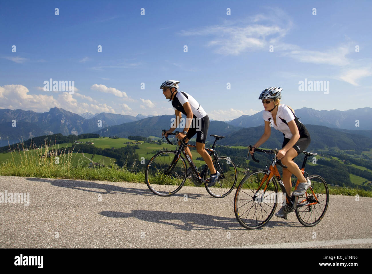 L'homme et la femme avec le volant en paysage alpin, Mann und Frau mit dem Rennrad dans alpiner Landschaft Banque D'Images