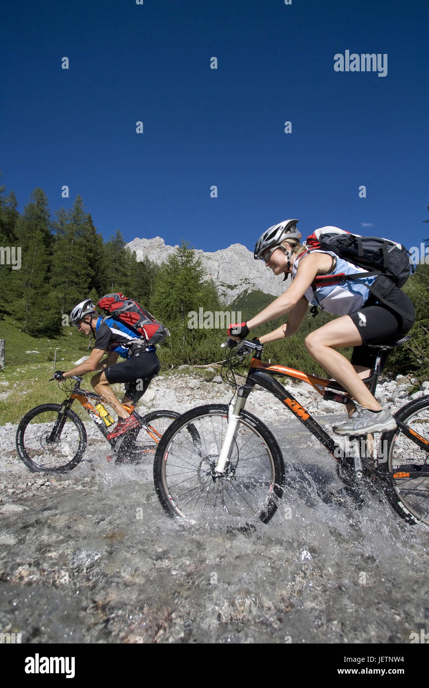 L'homme et la femme avec le vtt en paysage alpin, Mann und Frau mit dem Mountainbike dans alpiner Landschaft Banque D'Images