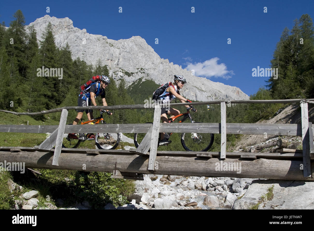 L'homme et la femme avec le vtt en paysage alpin, Mann und Frau mit dem Mountainbike dans alpiner Landschaft Banque D'Images