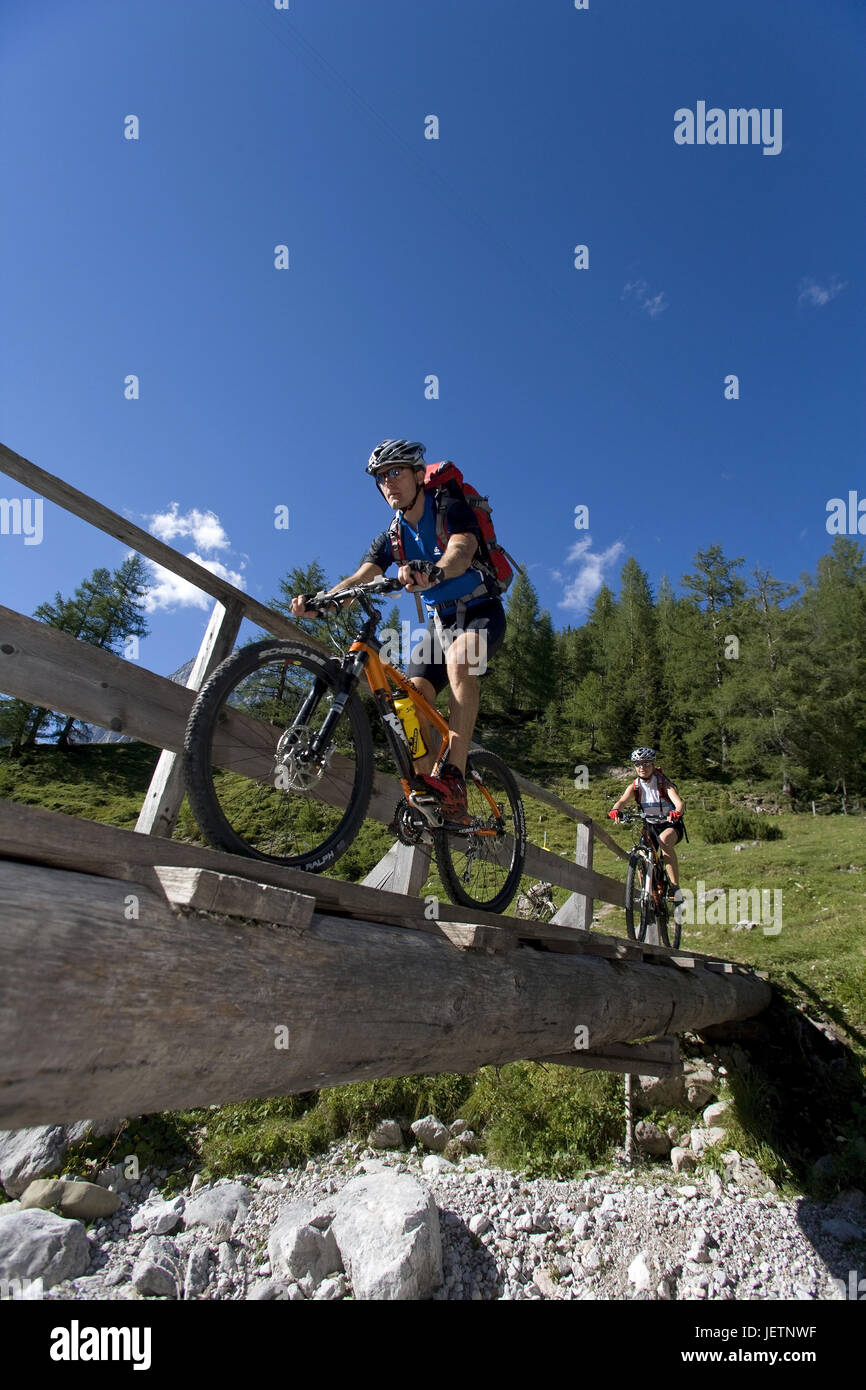 L'homme et la femme avec le vtt en paysage alpin, Mann und Frau mit dem Mountainbike dans alpiner Landschaft Banque D'Images