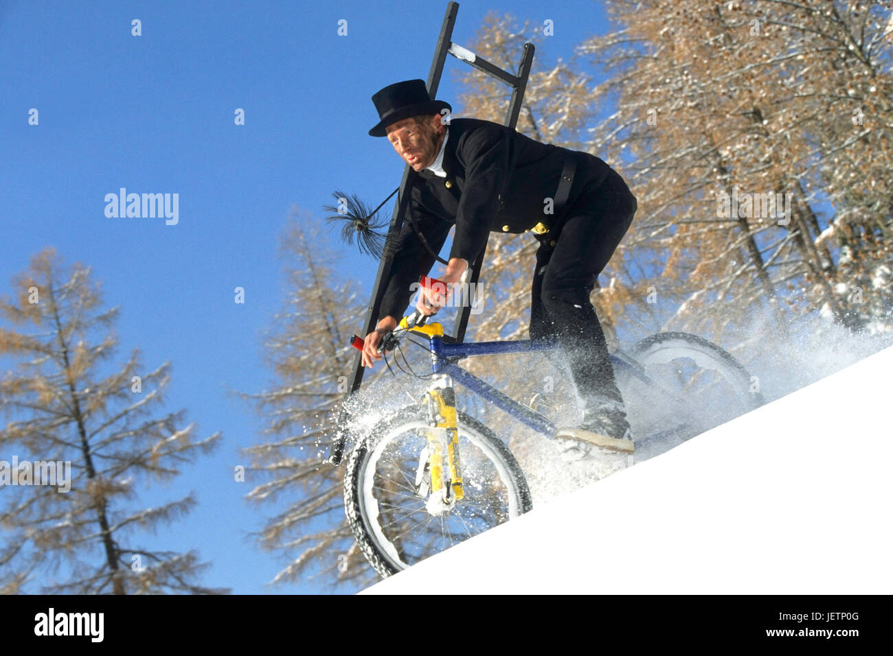 Ramoneur sur le vtt dans la neige, Schornsteinfeger auf dem Mountainbike im Schnee Banque D'Images