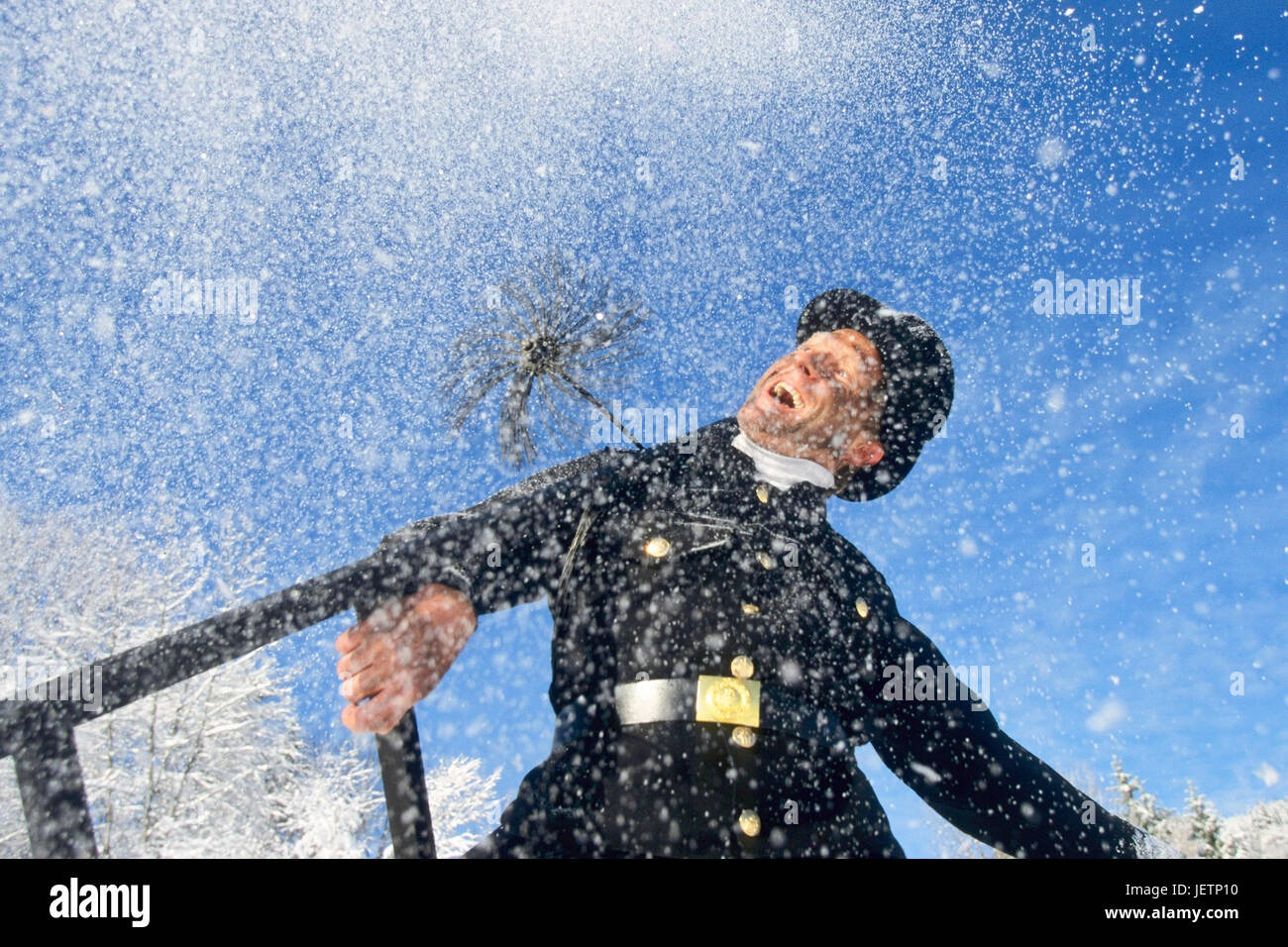 Ramoneur sur le vtt dans la neige, Schornsteinfeger auf dem Mountainbike im Schnee Banque D'Images