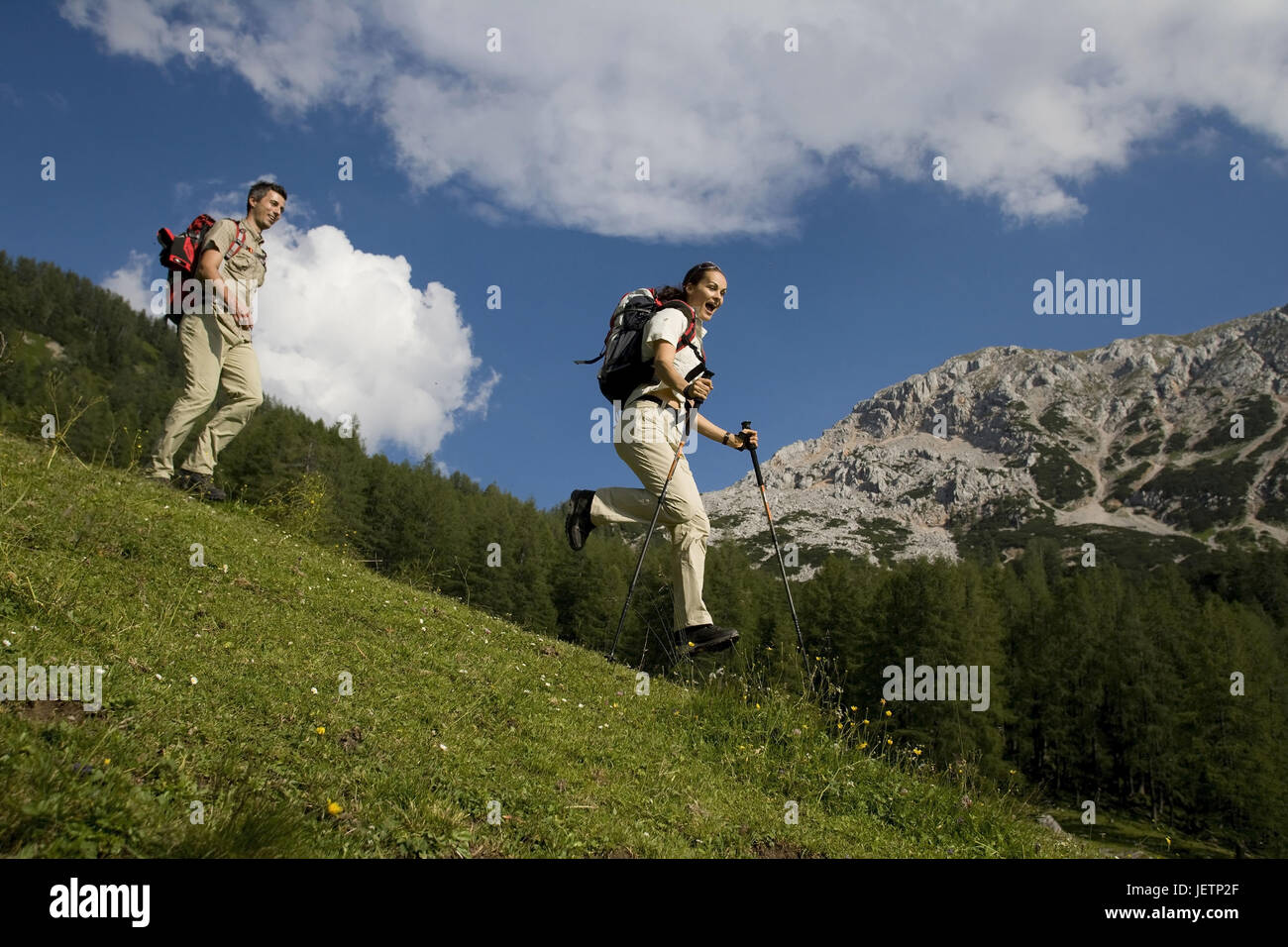 Paire promenades dans paysage alpin, Paar wandert dans alpiner Landschaft Banque D'Images