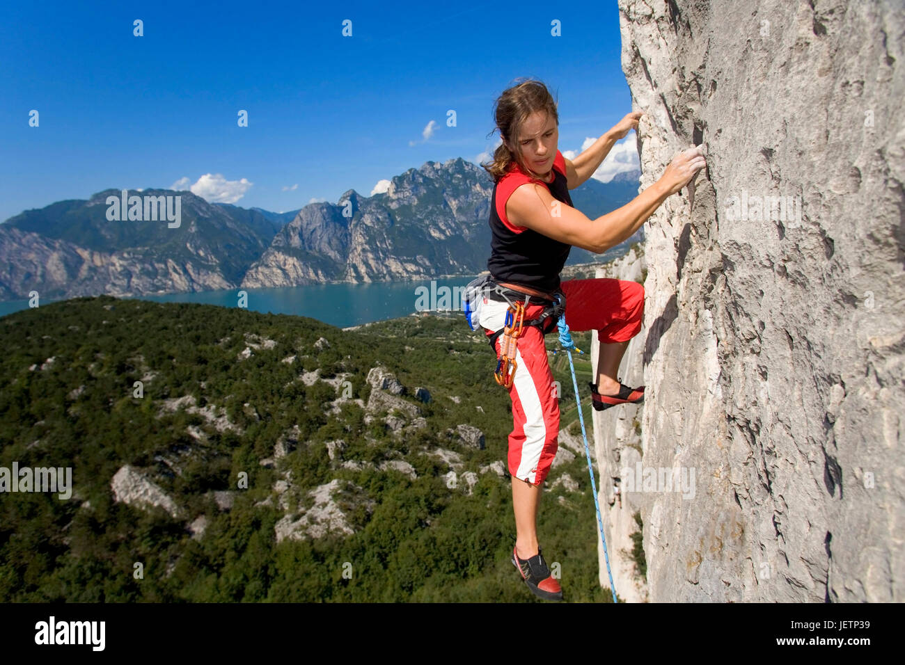 Femme monte dans la montagne, Gardasee, Italie, Frau klettert am Berg, Italien Banque D'Images