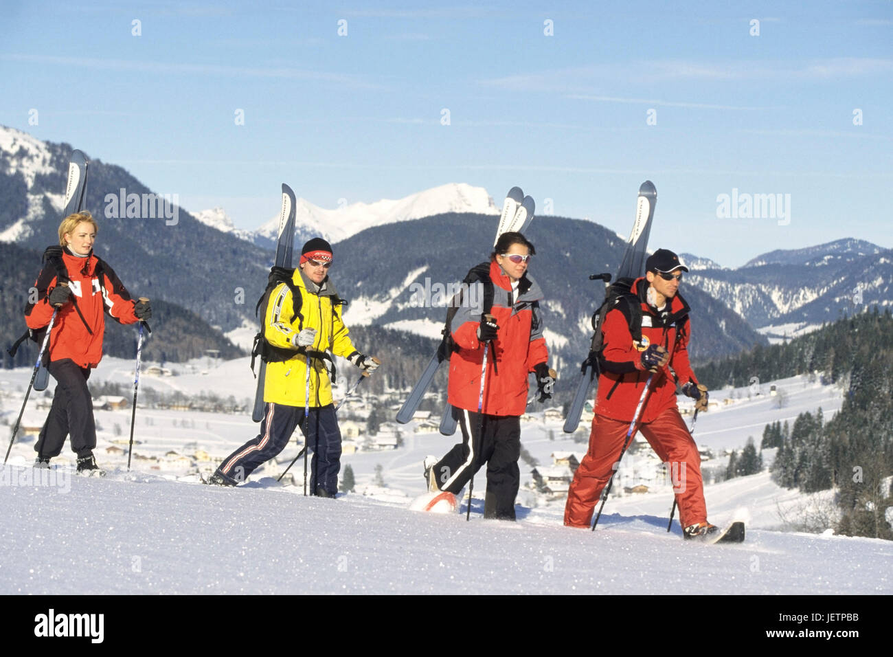 Le skieur loin du sommet, Skifahrer auf dem Weg zum Gipfel Banque D'Images