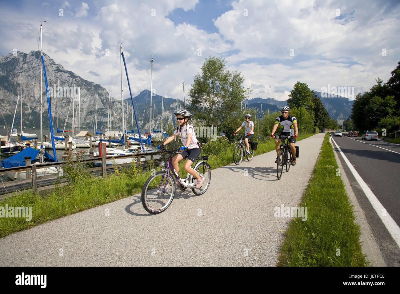 Excursion familiale dans les montagnes par la location, Familienausflug im Gebirge mit dem Fahrrad Banque D'Images
