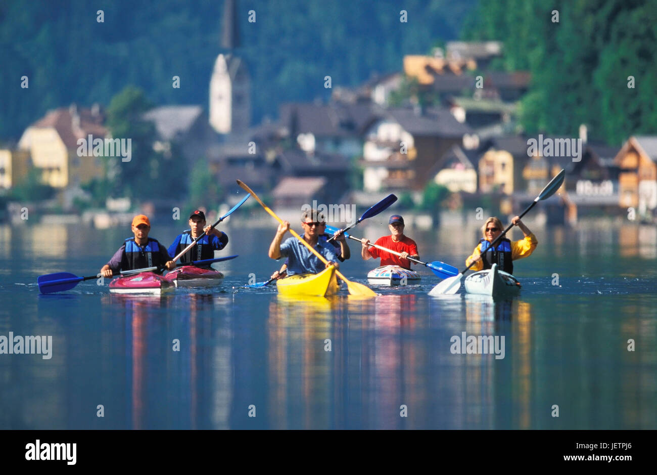En voiture, en kayak dans le lac de Hallstatt, Autriche supérieure, Kajak fahren, Hallstatt, 17213 Roma Banque D'Images