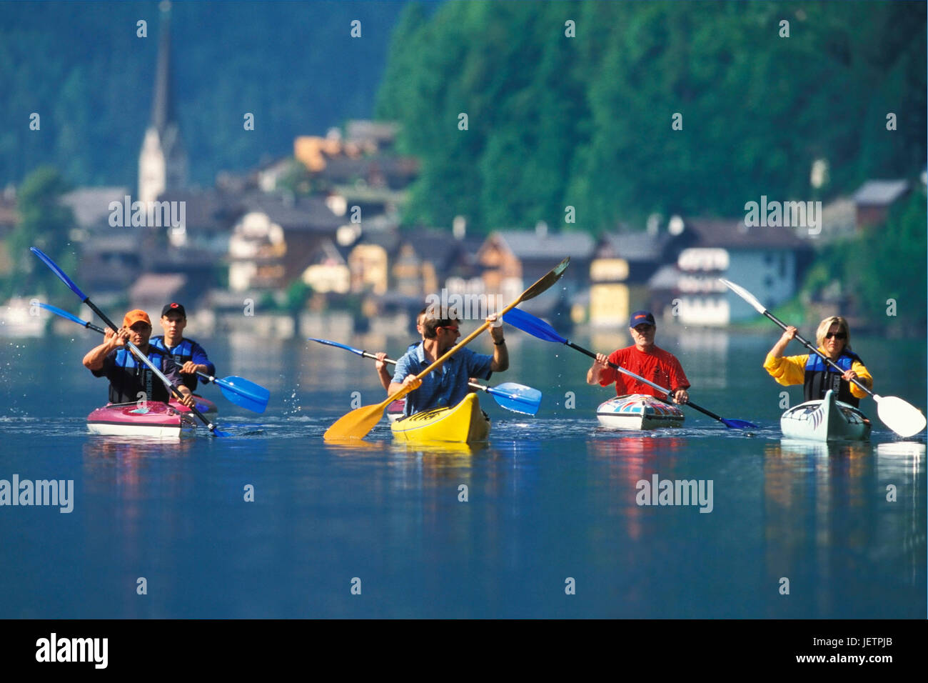 En voiture, en kayak dans le lac de Hallstatt, Autriche supérieure, Kajak fahren, Hallstatt, 17213 Roma Banque D'Images