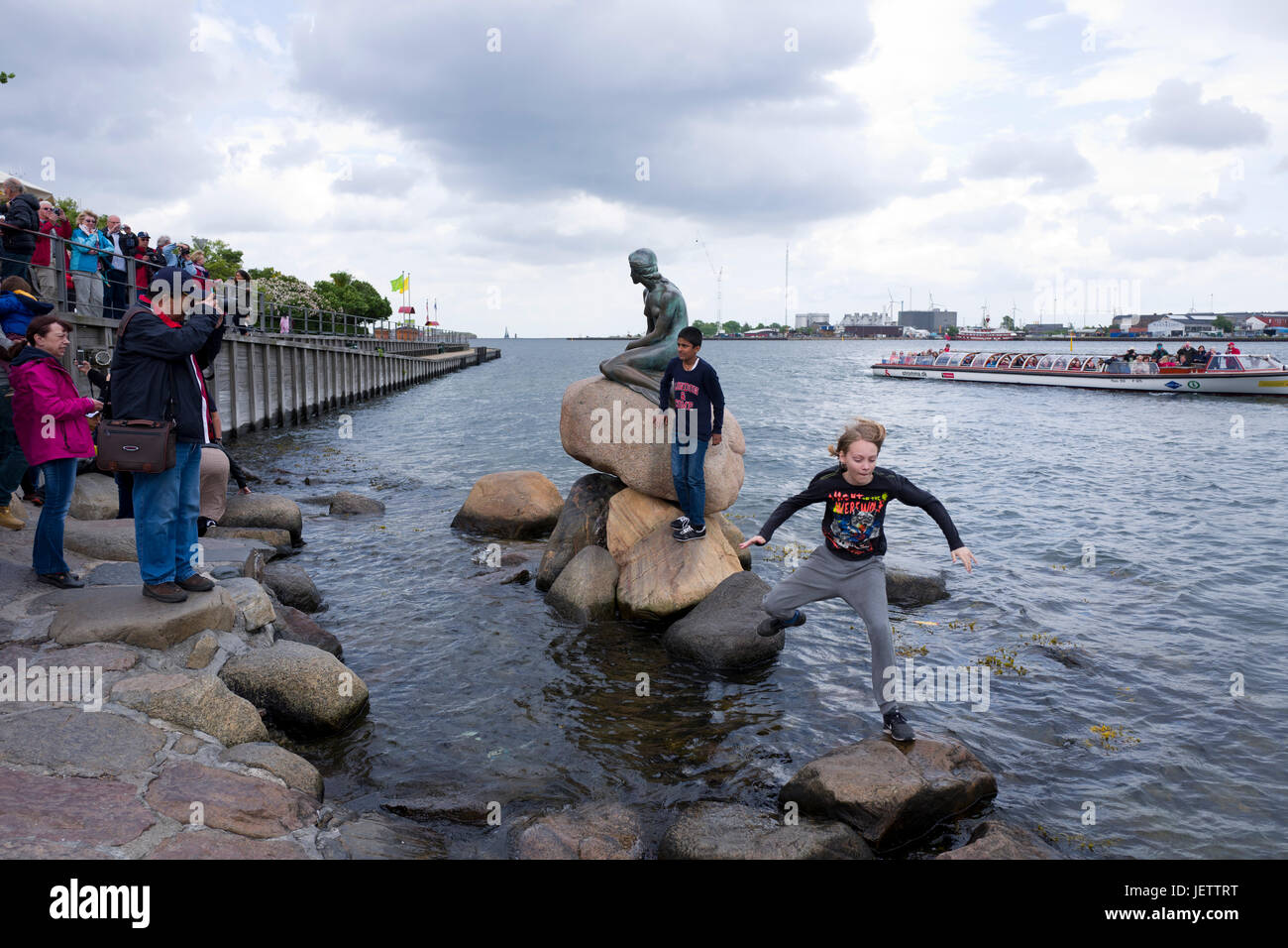 Les touristes à la Petite Sirène, Copenhague Banque D'Images