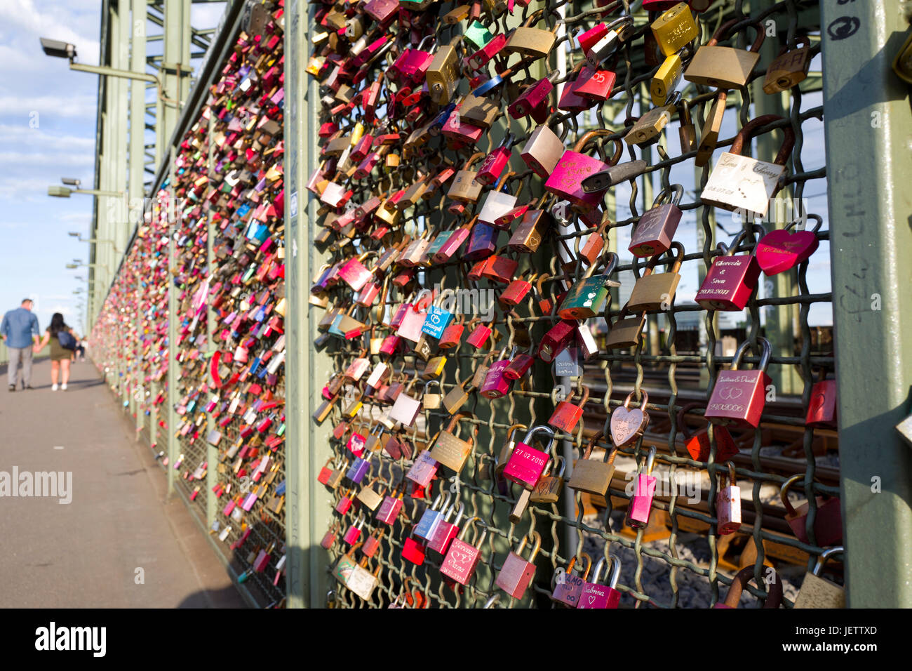 Love locks, pont ferroviaire de Cologne Banque D'Images