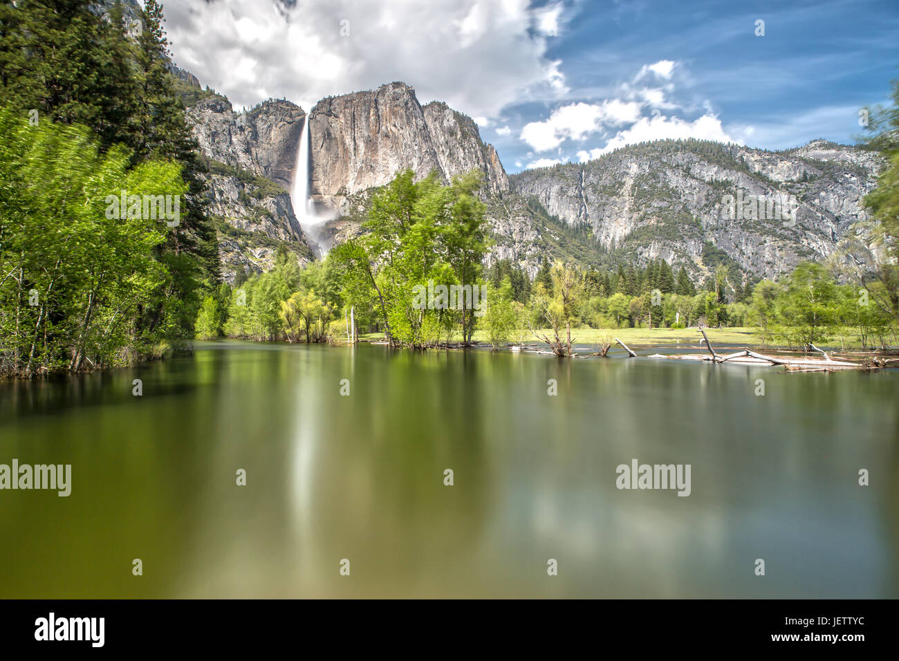Yosemite falls in Yosemite National Park avec la réflexion sur la rivière Banque D'Images