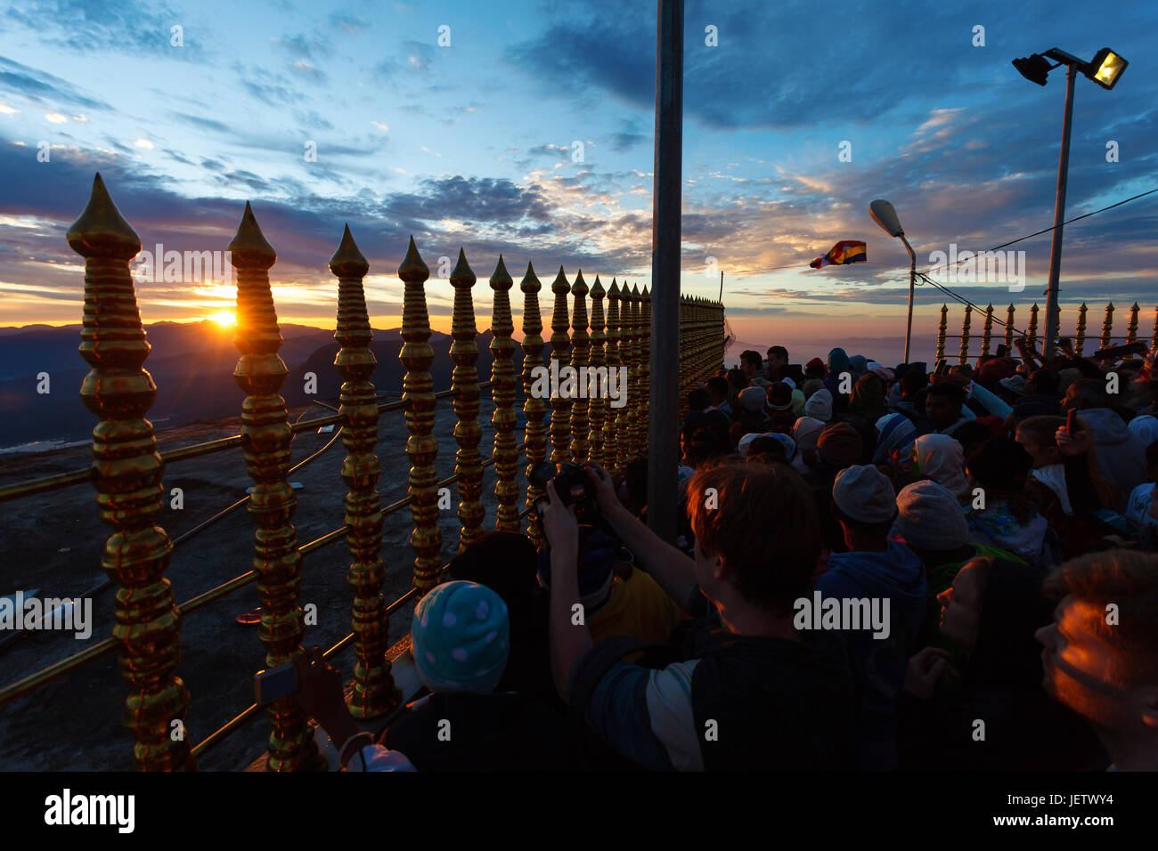 ADAM'S PEAK, le SRI LANKA, le 11 mars 2016 Coucher de Soleil sur le haut de Adam's Peak, montagne sacrée du Sri Lanka. La prière des pèlerins. Banque D'Images