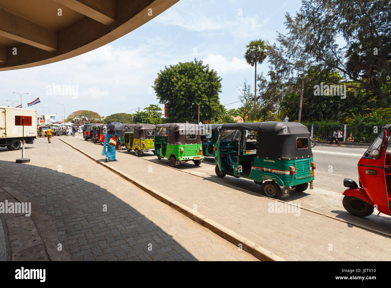 GALLE, SRI LANKA, 21 mars 2016 : Tuk-tuk est le moyen le plus populaire de voyager au Sri Lanka. Les véhicules attendent des passagers en face de railwa Banque D'Images