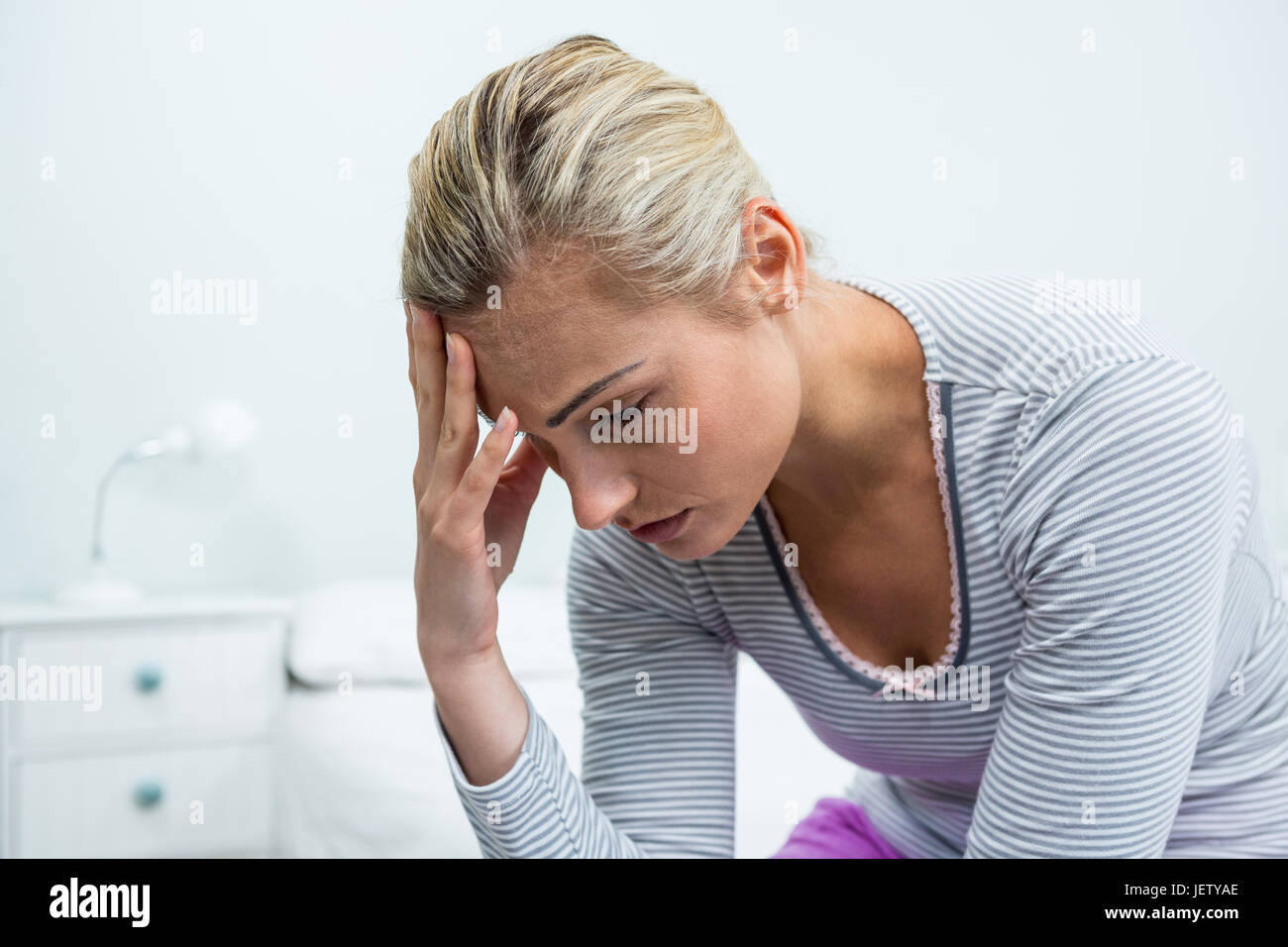 Femme en colère avec maux de tête à la maison Banque D'Images