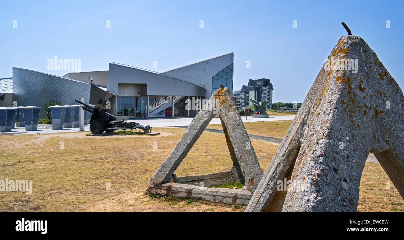 Tetrahydra obstacles anti-char en face de Centre Juno Beach, musée de la Seconde Guerre mondiale, à Courseulles-sur-Mer, Calvados, Normandie, France Banque D'Images
