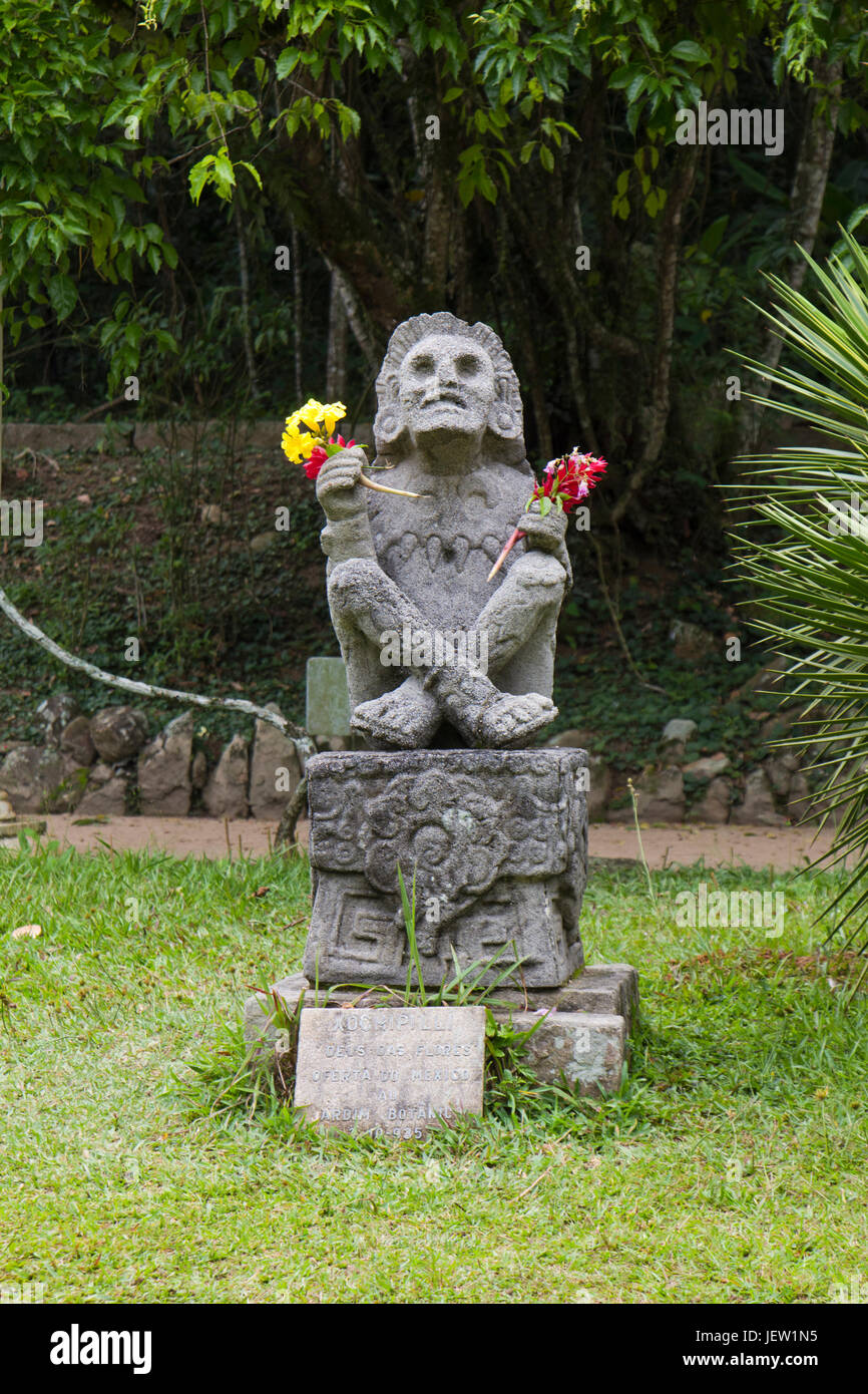 Statue de divinité aztèque xochipilli, Dieu de fleurs. Un cadeau du gouvernement du Mexique pour jardin botanique de Rio de Janeiro, Brasil Banque D'Images