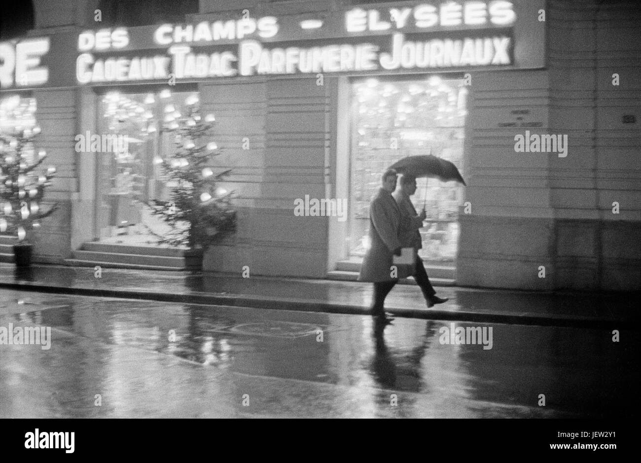 L'Dugstore Publicis, avenue des Champs-Elysées dans le 8ème arrondissement de Paris. Décembre 1958 Photo Michael Holtz Banque D'Images